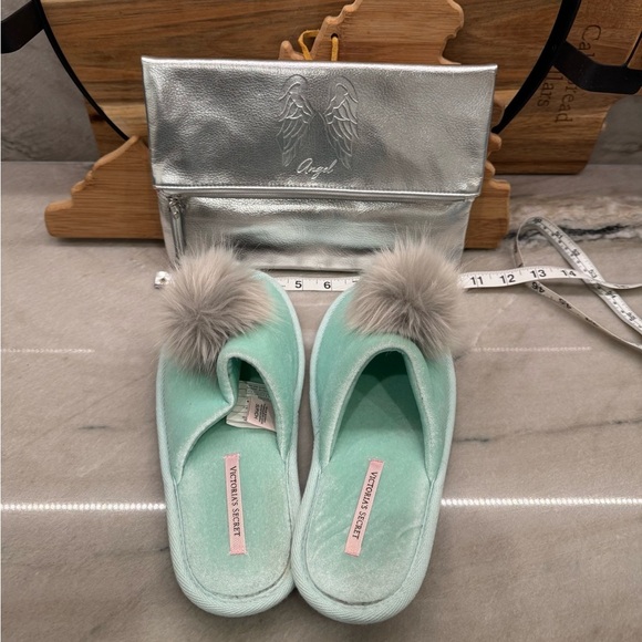 Victoria's Secret Slippers w/Cosmetic Bag - Picture 16 of 16